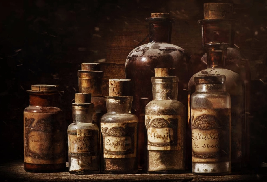 Яд старинный. Старинные склянки для лекарств. Старые бутылочки для лекарств. Баночки с лекарствами старинные.
