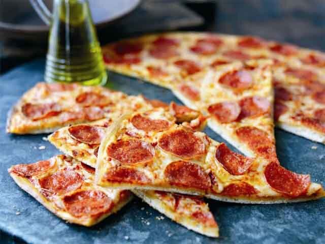 Если раскатать тесто скалкой, то тесто после выпечки будет тоньше и суше 