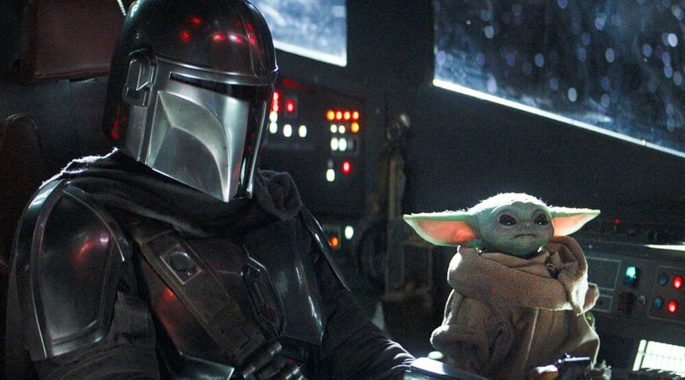 Педро Паскаль в образе мандалорца и малыш Йода во 2-м сезоне сериала "Мандалорец" (кадры из свободного доступа)
