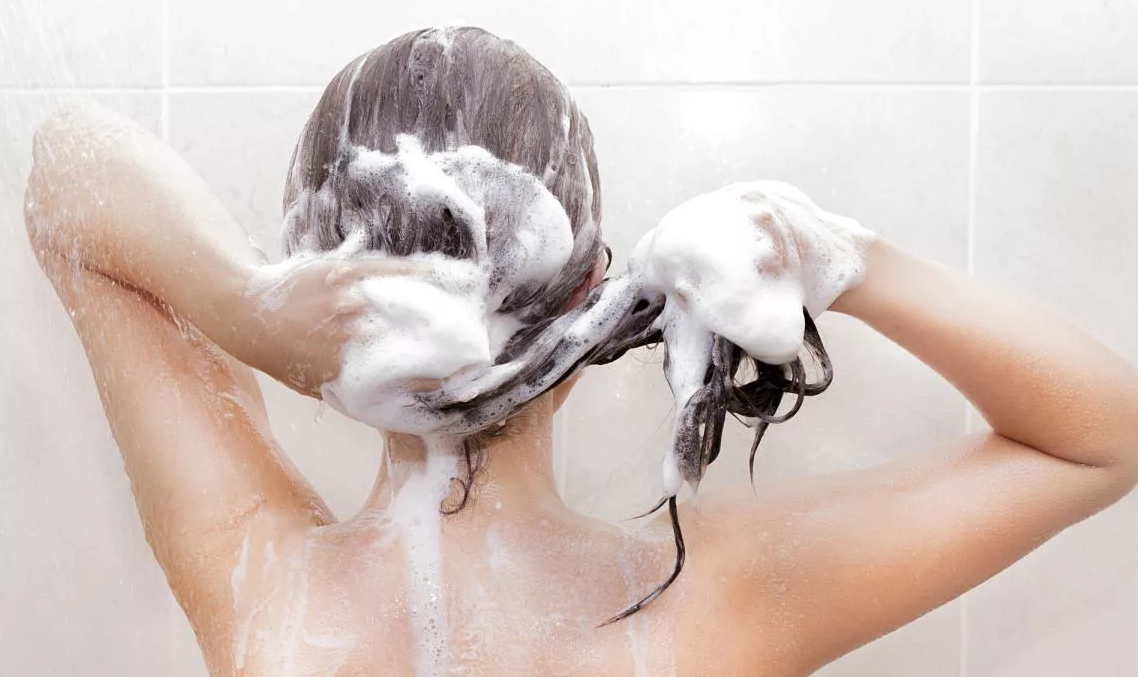 Когда правильно мыть голову: утром или же вечером? | Все о волосах | Дзен