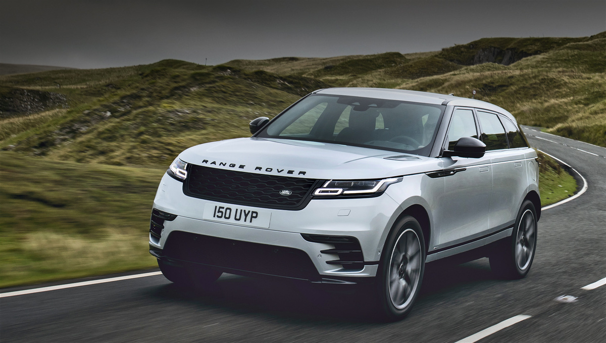 Продажи Range Rover Velar с новыми моторами в Европе уже начались, а у нас в РФ обновлённый внедорожник появится в конце зимы или начале весны 2021 года. Ближе к этой дате будут объявлены и цены. Сейчас за базовую версию со 180-сильным двигателем автомобиля просят минимум 4,37 млн рублей. 