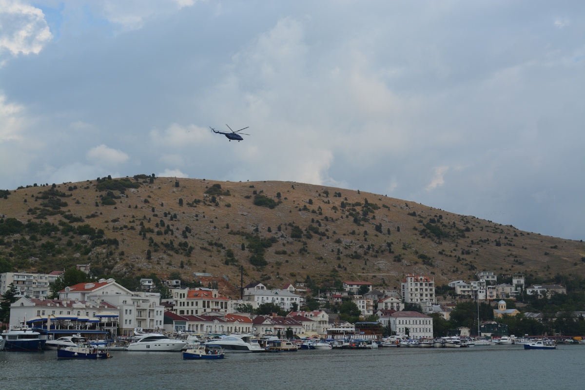 Балаклавская бухта — одна из самых удобных бухт на Чёрном море для швартовки кораблей, бывшая база подводных лодок, она узкая (200—400 м) и глубокая (до 17 м), в ней не бывает штормов. При входе в бухту скалистый берег делает несколько поворотов, поэтому со стороны открытого моря гавань вообще не видна. 
Сейчас Балаклава является популярным крымским курортом. Туристов привлекает не только город с древней историей и большим количеством памятников, но и окрестные пляжи, куда можно добраться на катерах, и живописные скалы у мыса Айя с гротами.