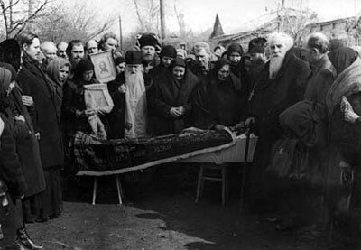 Фото из интернета. Прощание со старцем.