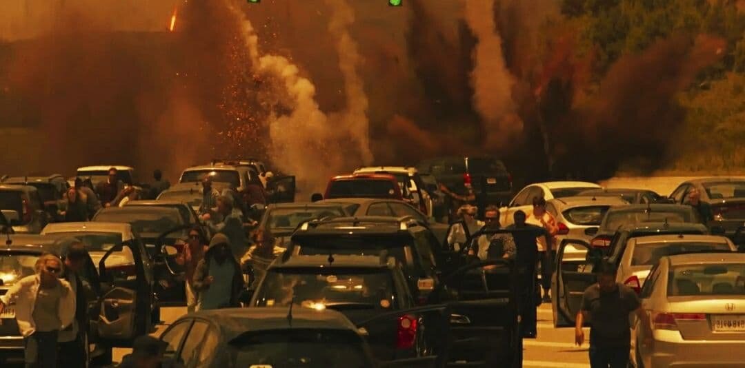 Кадр из фильма "Гренландия" 2020 Осколки кометы падают на шоссе загруженное машинами с беженцами 