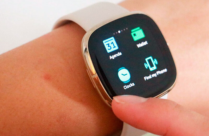 Контроль здоровья часами. Умные часы Fitbit sense комплектация. Умные часы контроль здоровья. Смарт часы с отслеживанием здоровья. Датчик отслеживания здоровья домашних.