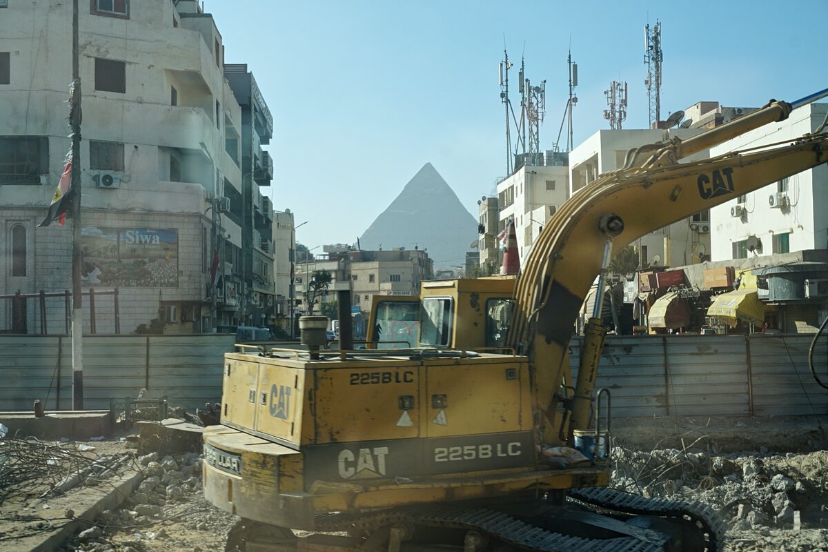 Любой турист, побывавший в столице Египта, наверняка заметил, что местные жители живут в недостроенных домах.