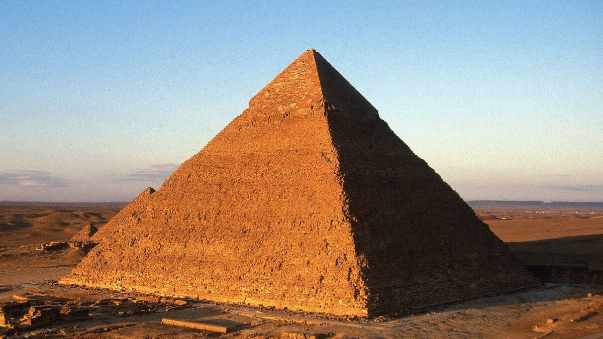 2 друга пирамида. Пирамиды фараонов Хафра (Хефрена),. Пирамида Хефрена. Пирамида Хеопса. Пирамида Хефрена в Египте.