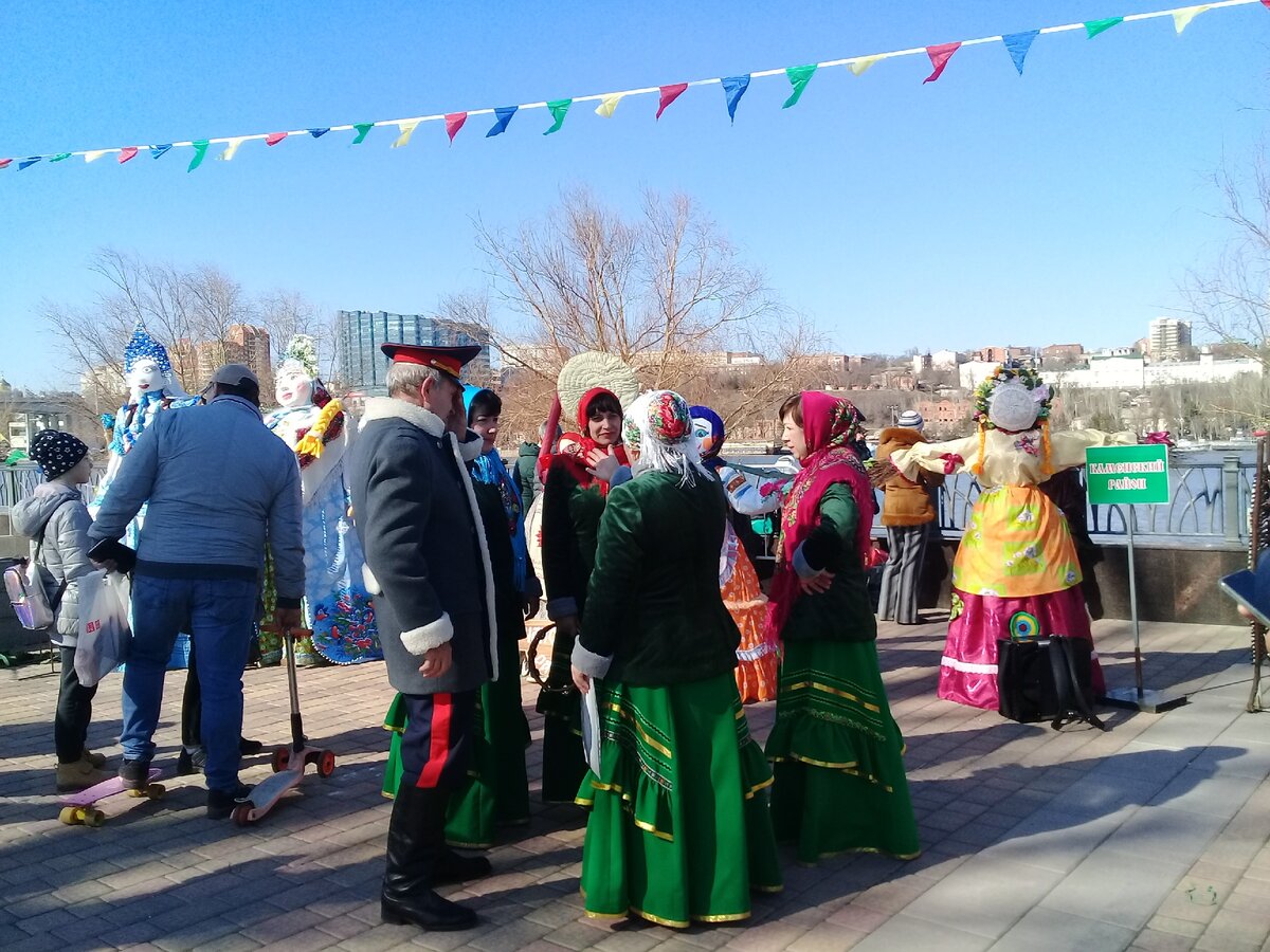 На фольклорном празднике тоже можно продавать свои изделия. Фото автора