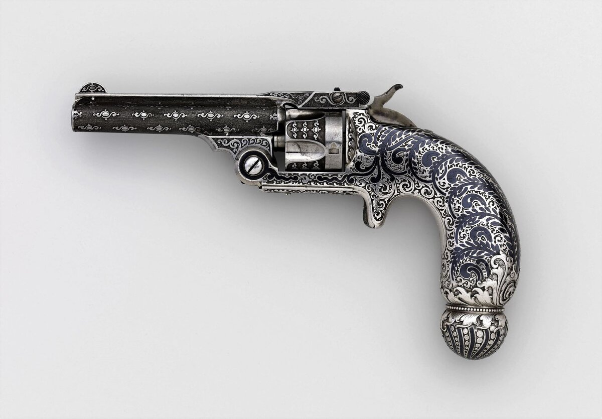 Револьвер Smith & Wesson .32 Caliber Single-Action decorated by Tiffany & Co. Сталь, серебро, чернь. 1891-93 гг., США. © Метрополитен-музей, Нью-Йорк