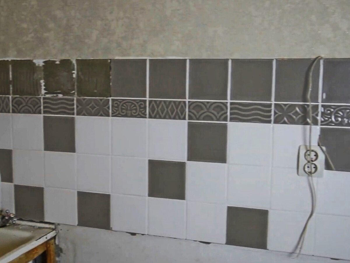 Этот фартук нам предстояло убрать, а розетки перенести в более подходящее место. Розетка в кадре как раз над зоной плиты