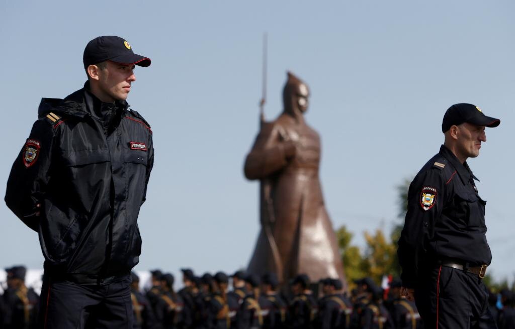 Первый полицейский. Стрейч полиция. Полицейский хранит покой и. Сохранить полиция.