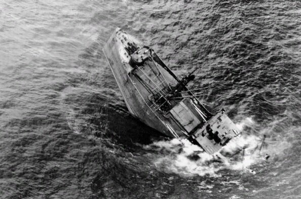 Потопленный немецкий корабль 1942 год. Фото Рассела Чендлера III.