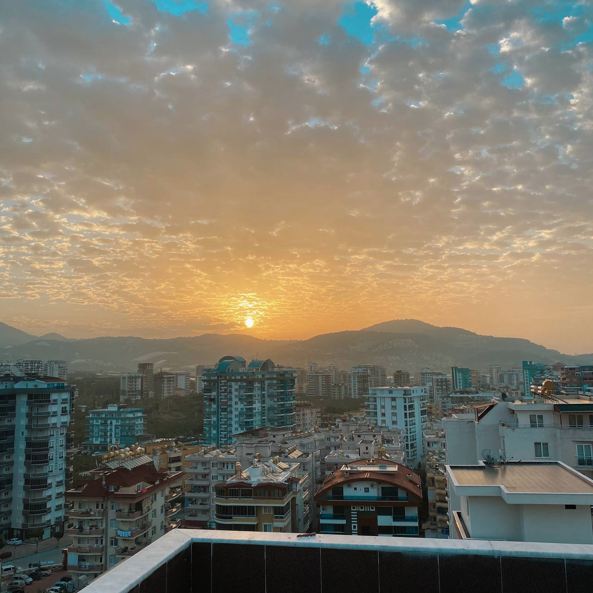 рассвет над горами с крыши в Махмутларе