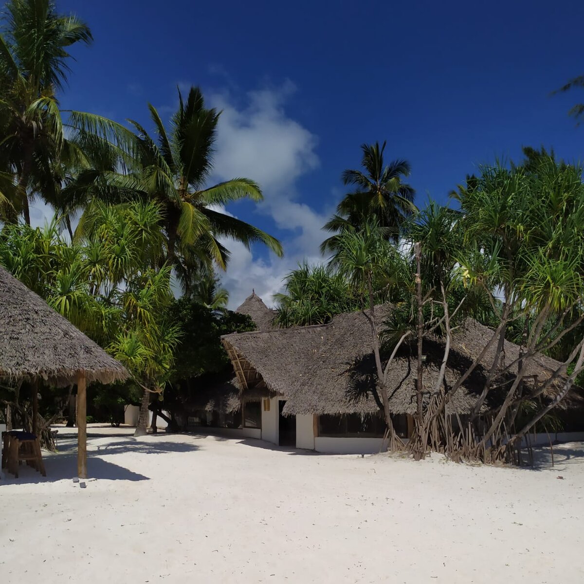 Вид на отель с пляжа