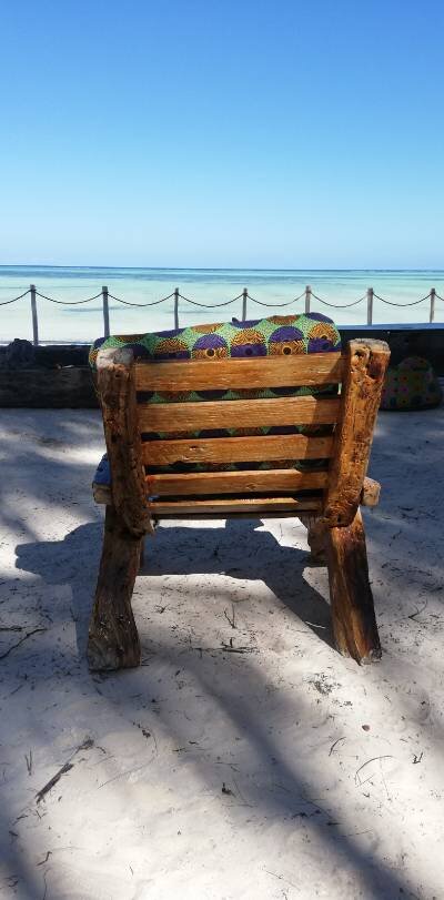 Самый комфортный вариант, но местного колорита Вы не встретите, все будет за воротами отеля.