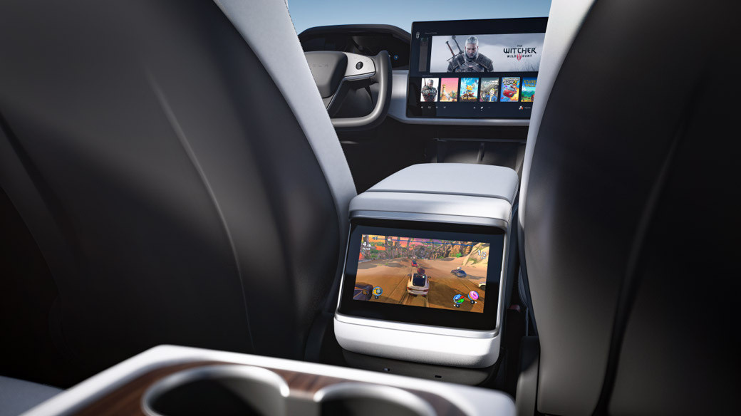 Добавленный экран для задних пассажиров в Tesla Model S 