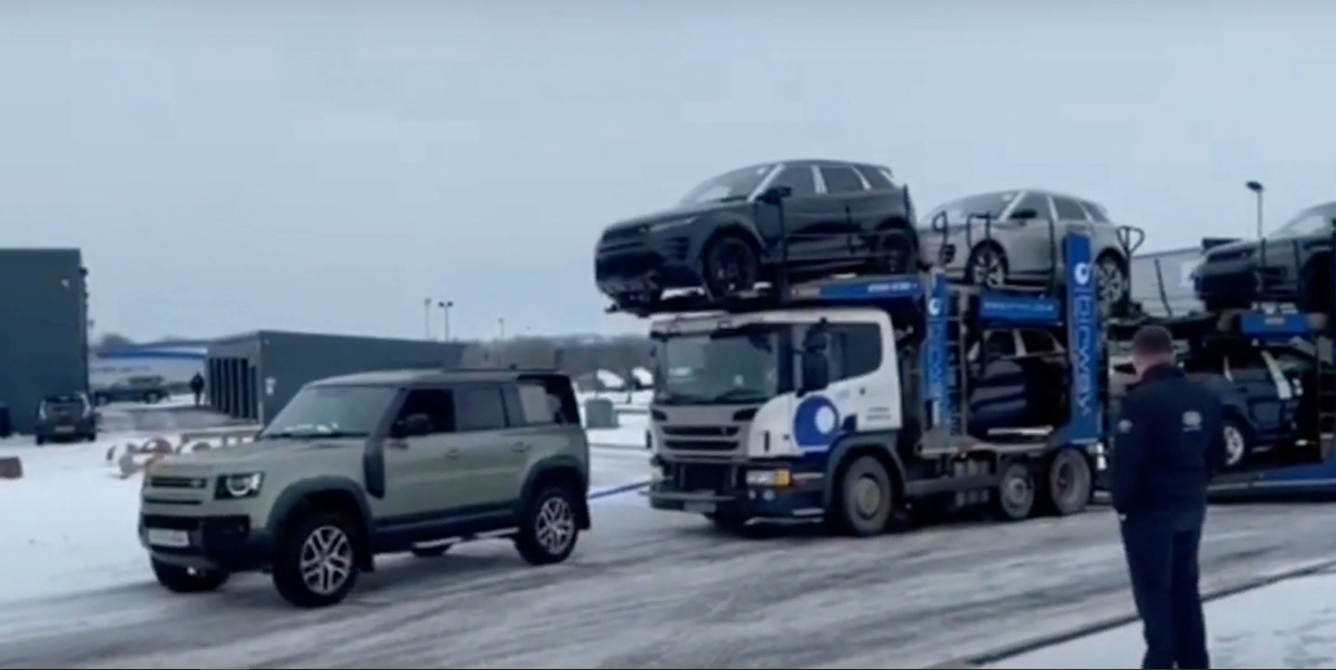 Defender тащит автовоз