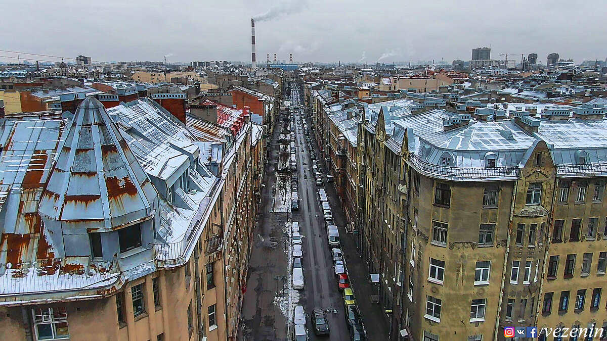 Вид на Подольскую улицу от Загородного проспекта. кстати башенка дома - часть жилой квартиры. Вы бы желали такую?