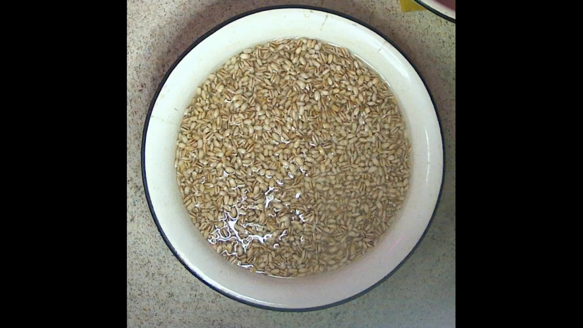 Замачиваем перловку в горячей воде 