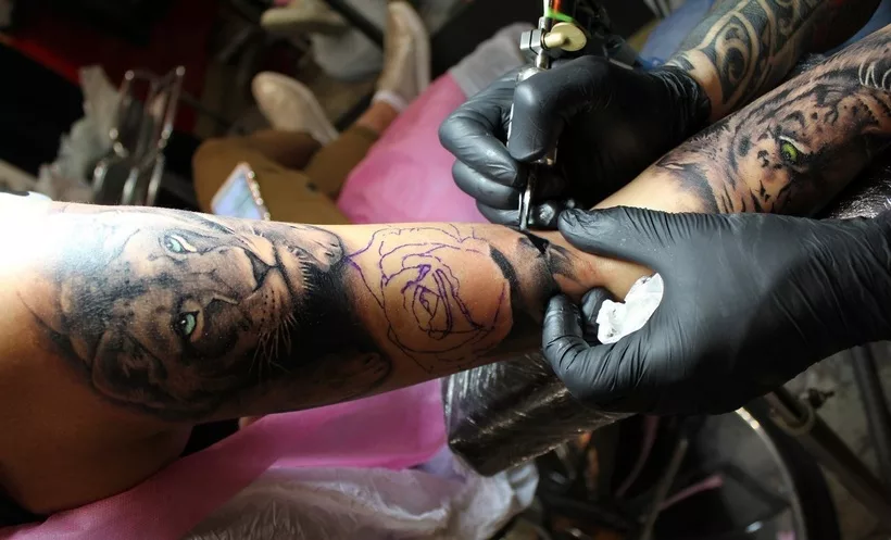 На данной фотографии идет процесс нанесения татуировки