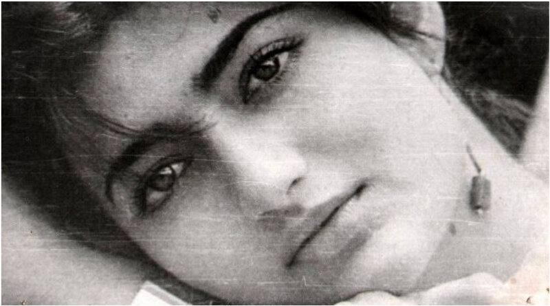 В 1960-х и начале 1970-х Сарика была ведущей детской звездой (она иногда играла мальчиков под псевдонимом Мастер Сурадж), а позже дебютировала в Болливуде как главная героиня. https://clck.ru/TKR23