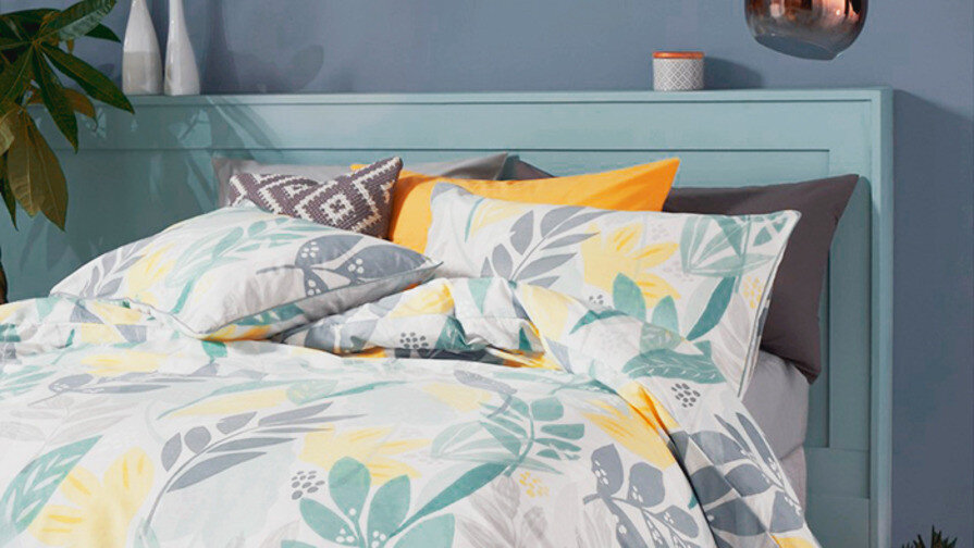 Где хранить постельное белье, которое вы не успели постирать? Этот вопрос актуален для многих, ведь далеко не каждый день есть время устраивать «большую стирку». В этой статье мы собрали самые интересные и практичные идеи для хранения грязного белья в квартире. 
