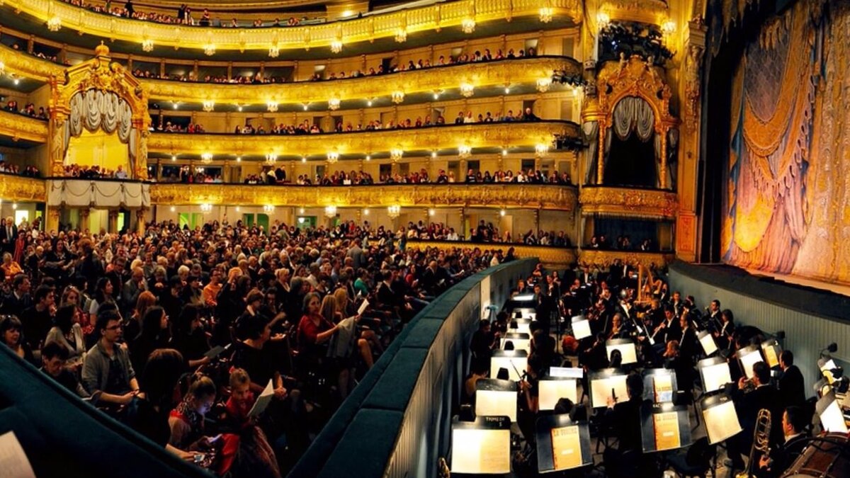 Концертный зал слушателей и исполнителей музыки