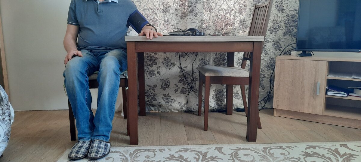 При измерении давления, сидеть свободно опираясь на спинку стула
