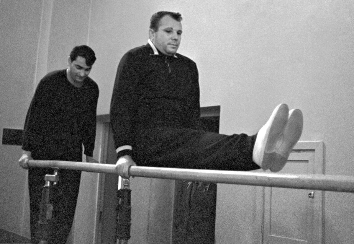 Подготовка космонавтов ссср. Юрий Гагарин тренировки. Юрий Гагарин тренировки Космонавтов. Гагарин на тренировке 1961. Первый отряд Космонавтов тренировки.