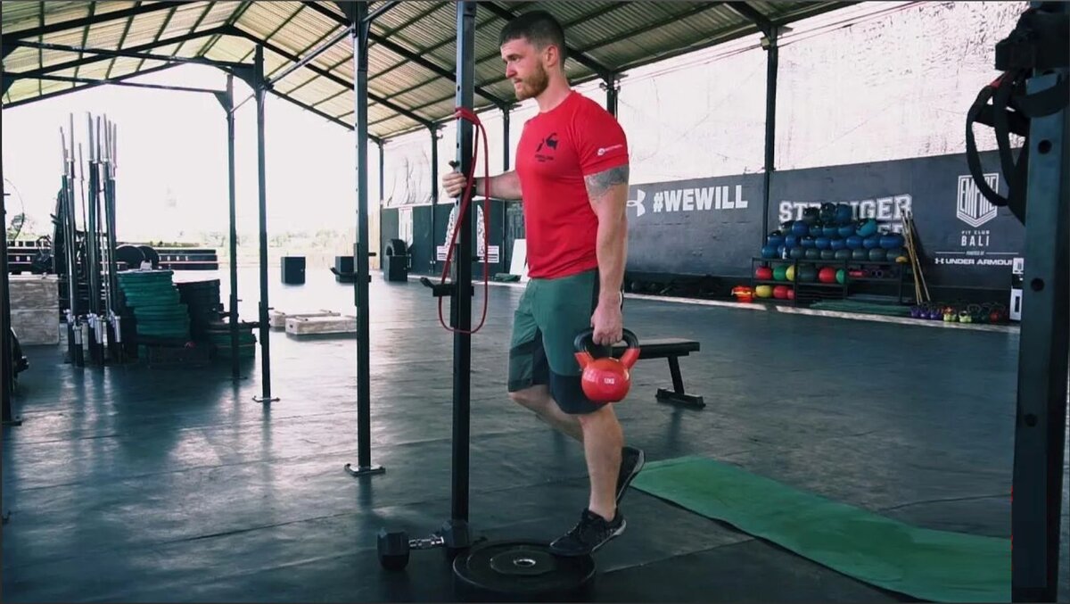 Подъем на носок одной ноги с гантелей стоя