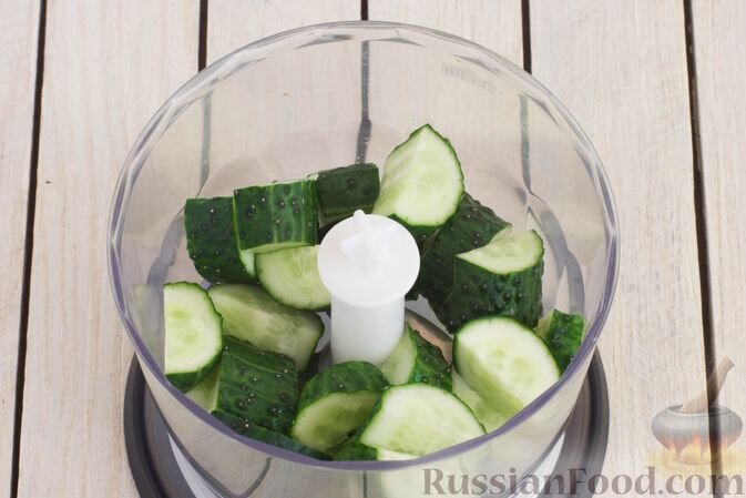 Огурцы нарежьте крупными кусочками и выложите в чашу блендера.