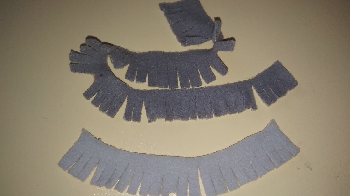 Полоски флиса разного цвета нарезаем на шерстинки примерно 0.4-0.5 см