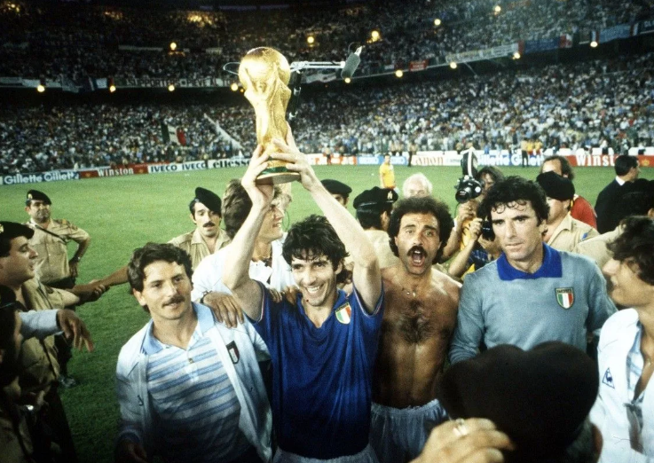 СПОЙЛЕР: Паоло Росси с Кубком Мира, выигранном в финале.