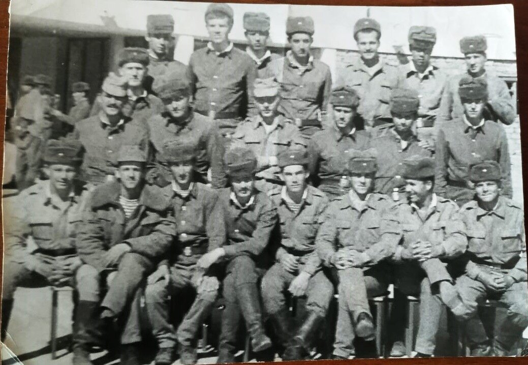 фото с Ермошиным. Он в среднем ряду в центре.