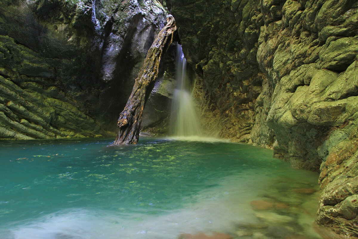 Водопад в каньоне