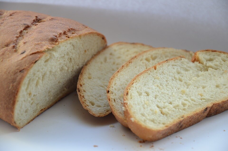 чтобы хлеб оставался мягким, нужно покупать целый хлеб, а не половинку