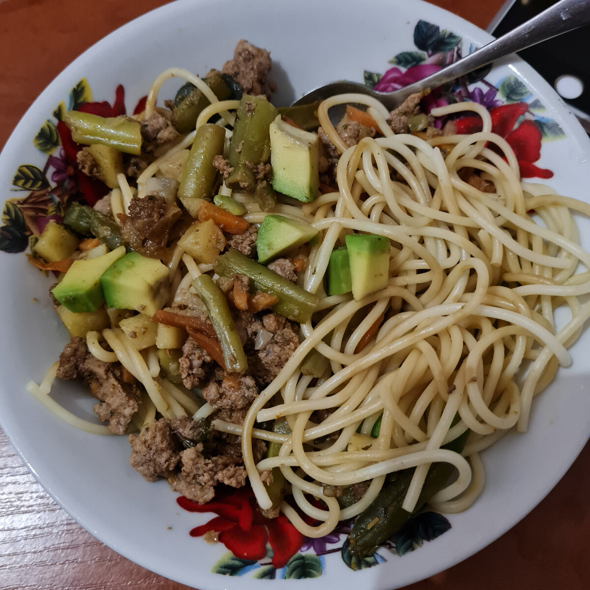 Вариант блюда с кукурузно-рисовыми макаронами и фаршем. Можно добавить немного свежего авокадо. Будет полезнее, но калорийность немного увеличится.