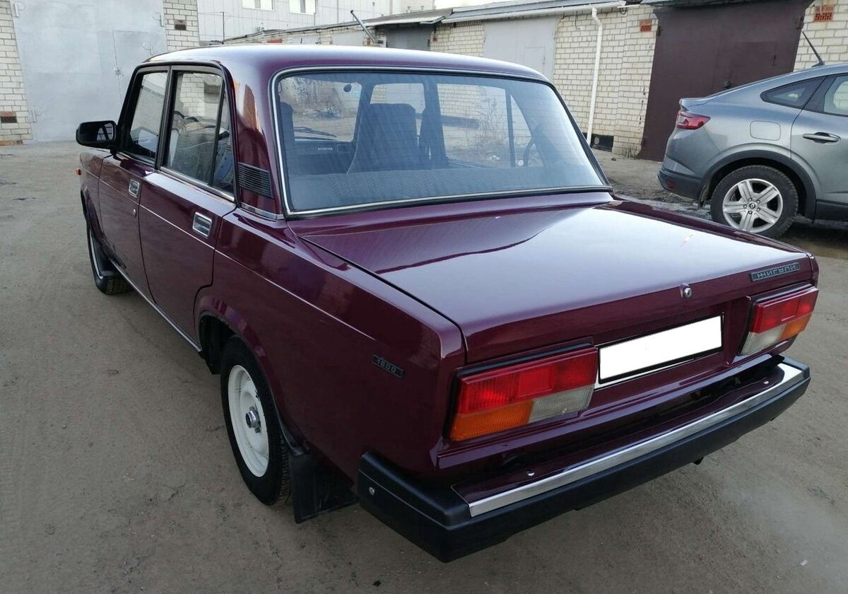 Сегодня даже непривычно видеть «Семерку» без тонировки задней полусферы «в гуталин»