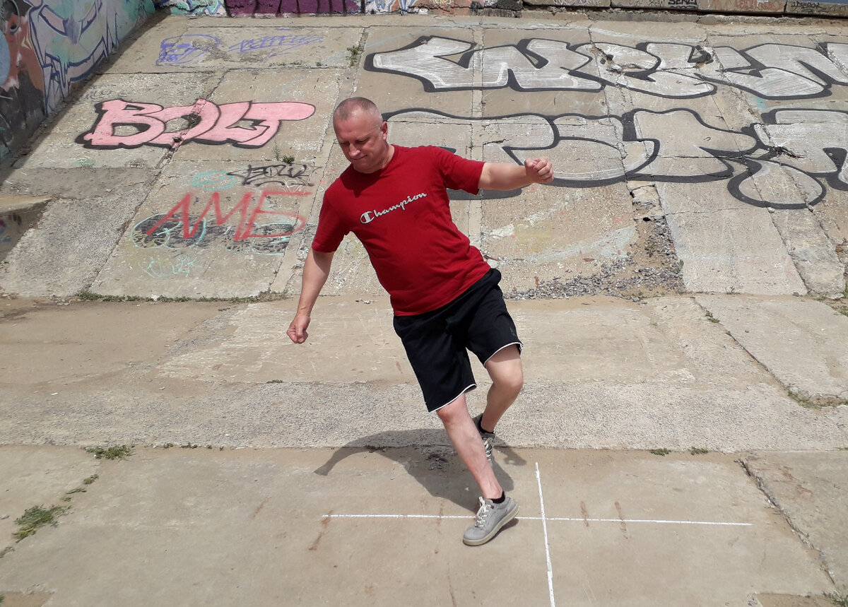 Это я падаю. Фотограф успел заснять. Только в отличие от своих ленивых пациентов, я теряю равновесие при отработке сложнокоординационных двигательных актов - ударов ногами из каратэ. 