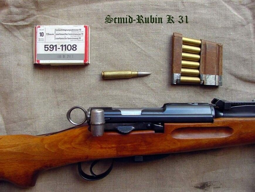 Патрон 7,5х55мм и обойма для быстрой зарядки карабина.