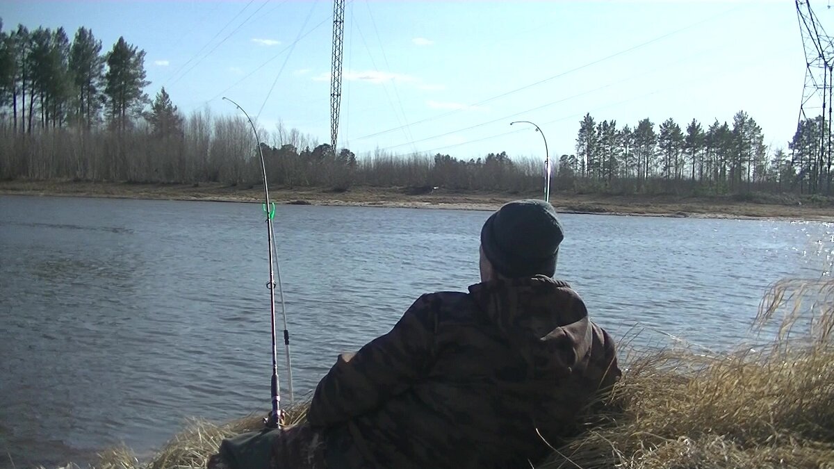 Расположился в тот день достаточно удобно, достал все свои снасти, закинул удочку и стал ждать поклевки.  
