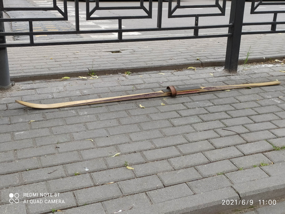 Лыжа летом на тротуаре Культурного Центра Города. Фото автора.