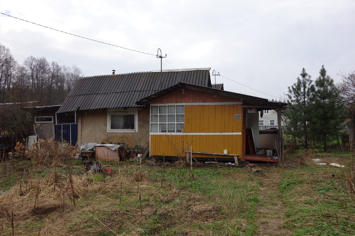 Фото дома, доставшегося нам от прежних хозяев. 