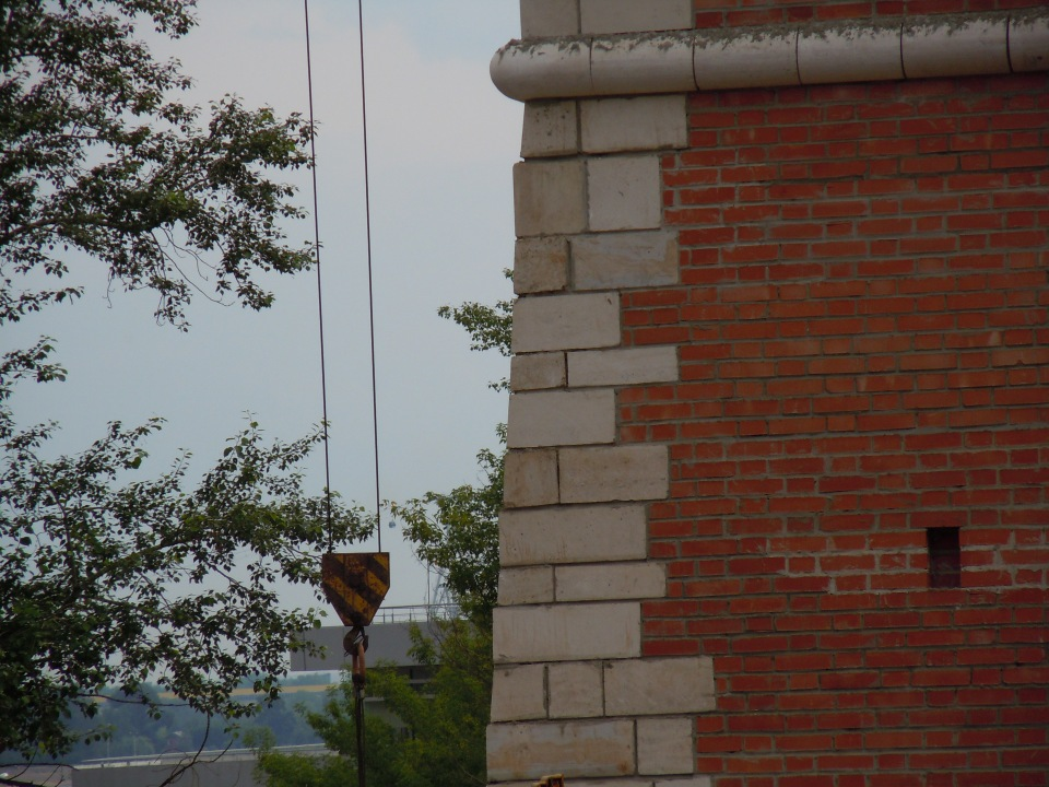 28 апреля 2012 г. Снова к Зачатской башне. Кадры не мои: http://www.skyscrapercity.com/showthread.php?t=1366667&page=20. Добрались до арок проезда. Справа, за берёзой, виден вход в башню.-38