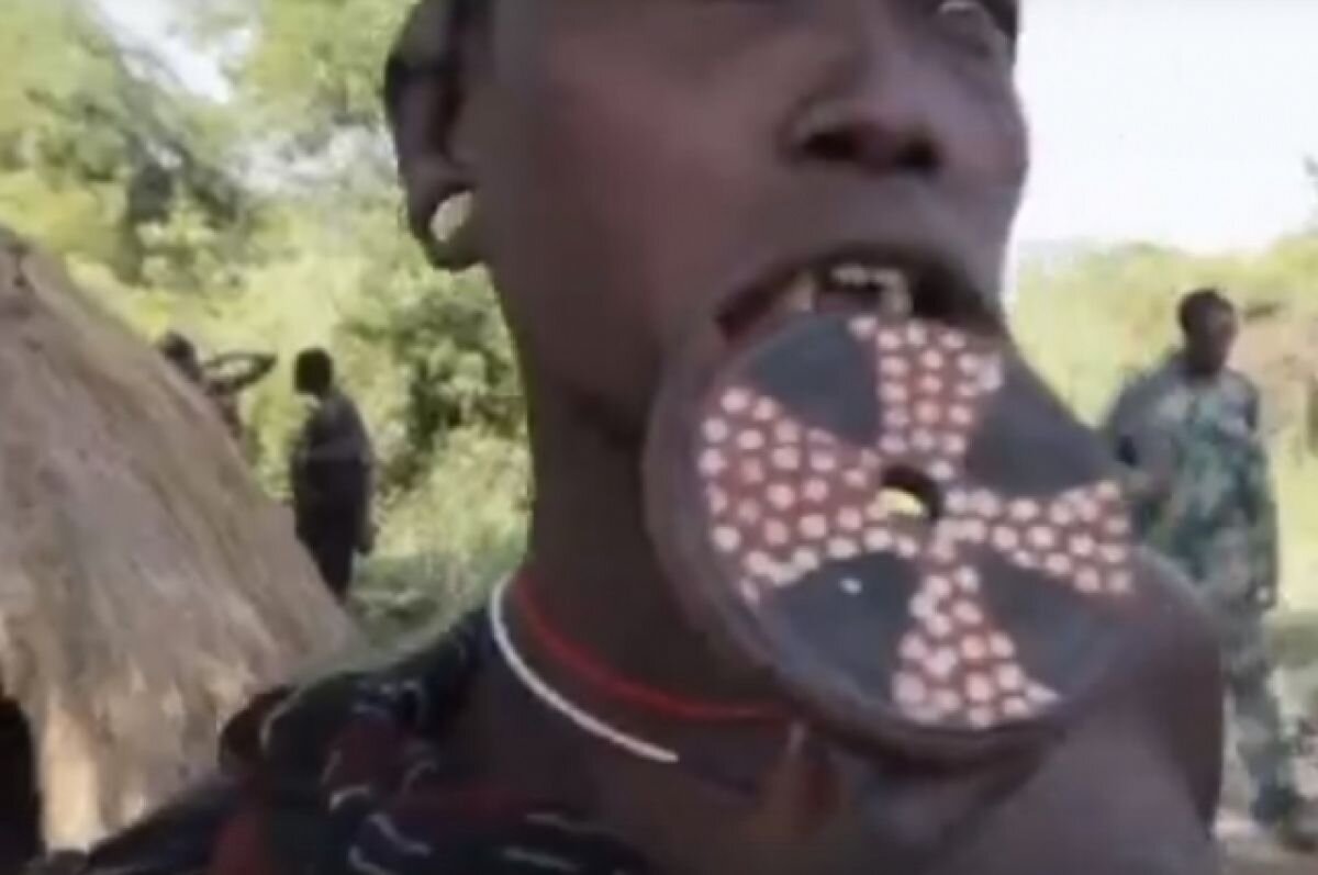 Африканцы с тарелкой в губе. Африканские женщины с тарелкой в губе. Тарелка в губе племя