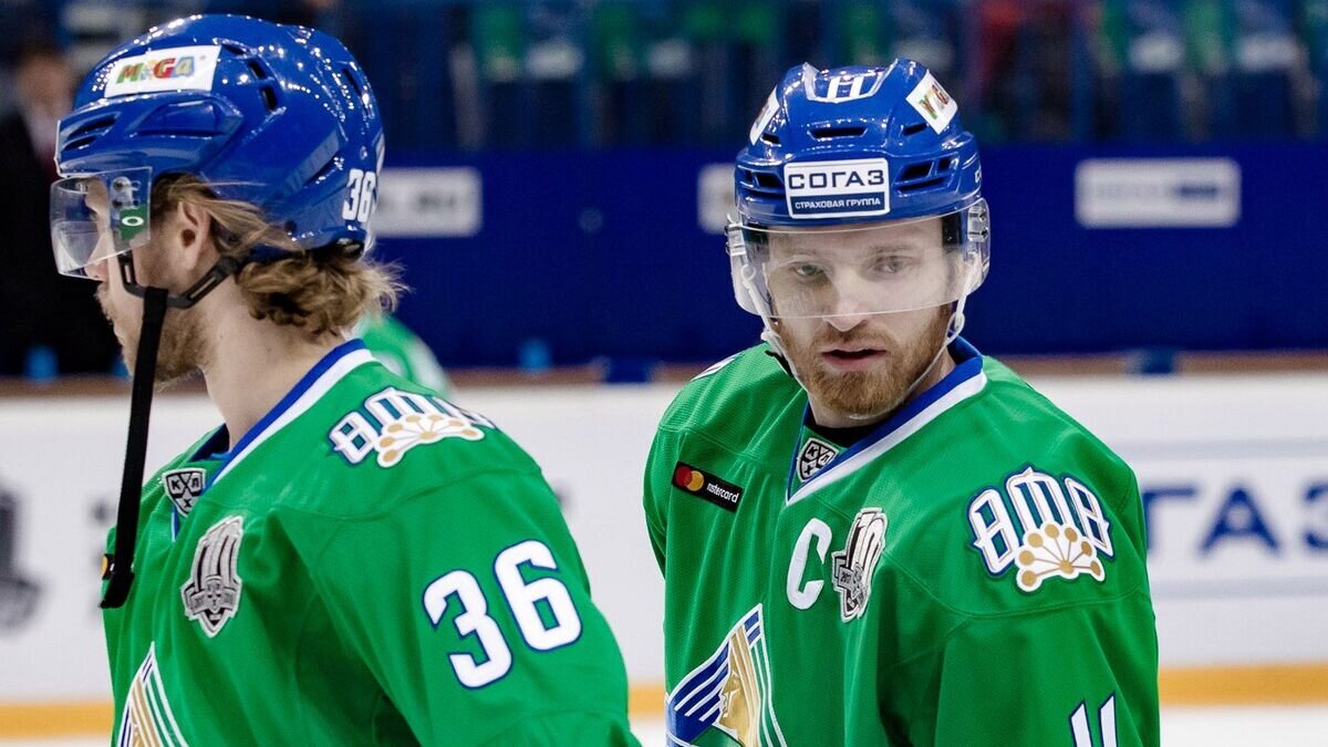    Защитник "Салавата Юлаева" Григорий Панин (справа)© Фото : официальный сайт ХК "Салават Юлаев"