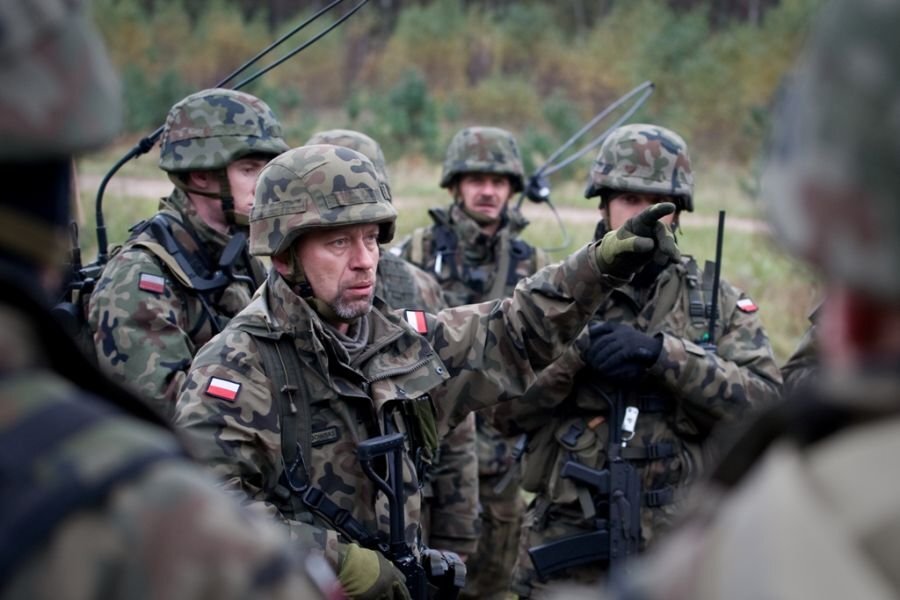 Военные получают инструкции.  фото: картинки  яндекса.