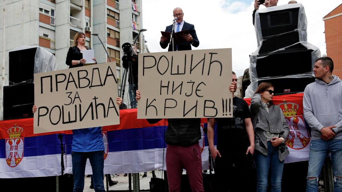    Косовские сербы проводят в городе Косовска-Митровица акцию протеста против действий Приштины в Косово© РИА Новости / Марко Кужавич