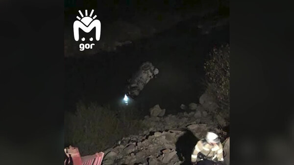 В Дагестане автомобиль замначальника районной ГИБДД Магомедсаида Баркаева упал со скалы. Видео © t.me / Mash Gor