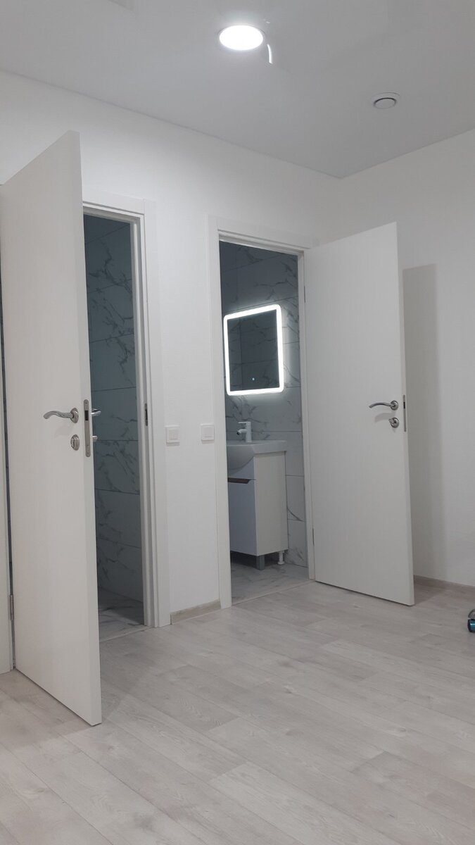 Детский (слева) и взрослый (справа) туалет